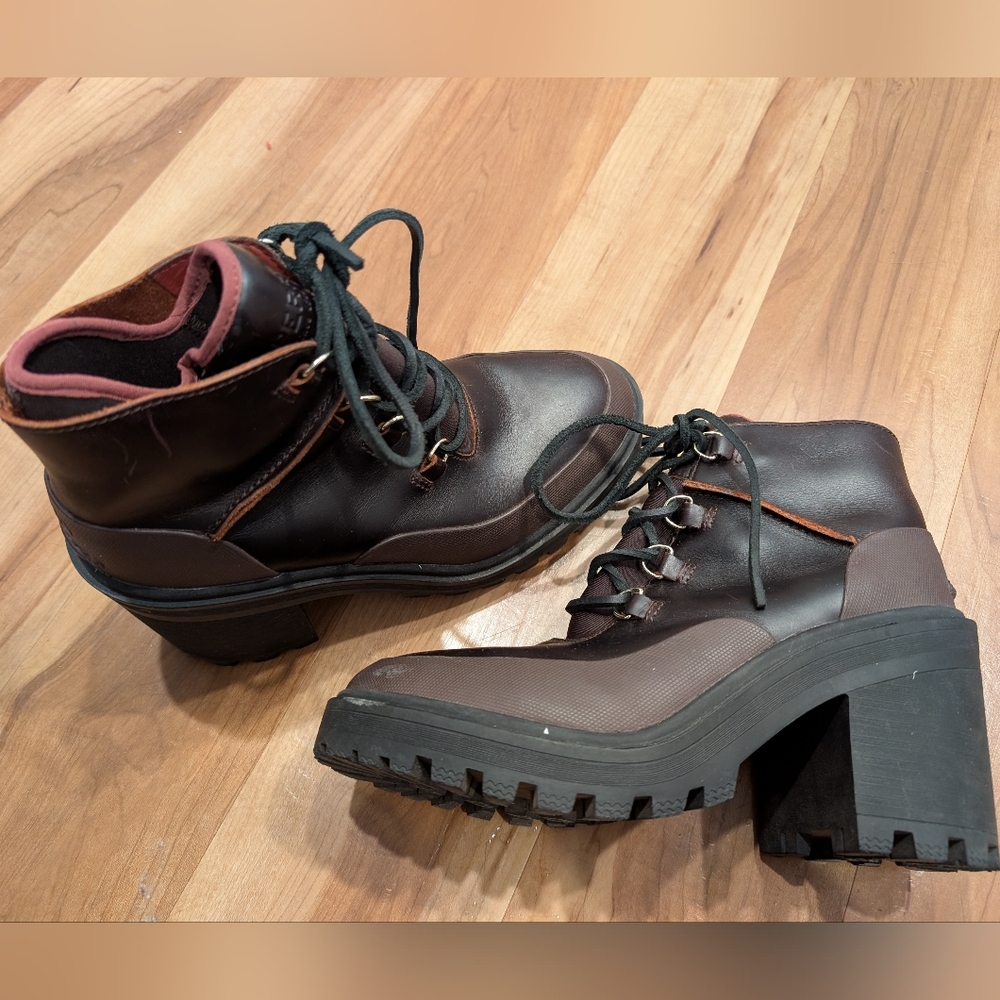 Sperry Pretty Tough Lace Up Boots Size 8, Rust